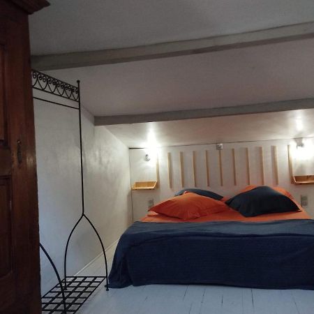 Chambre D'Hotes L'Orange Bleue 루스트렐 외부 사진